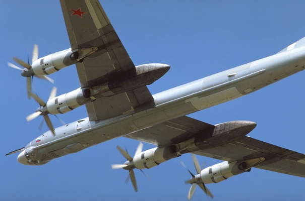 Самолёт Ту-95 в полёте.