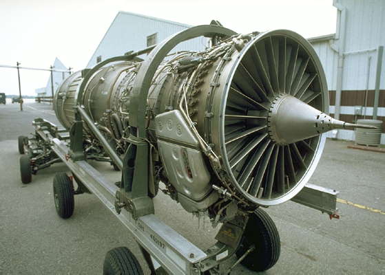 Турбореактивный двигатель военного самолёта.