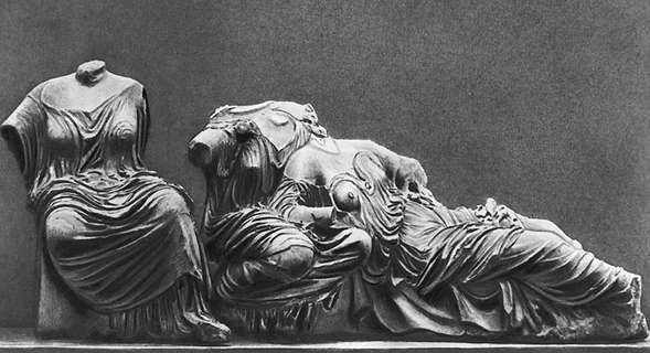 Фидий или кpуг Фидия. Мойpы. Фpагмент скульптуpы восточного фpонтона Паpфенона в Афинах. Мpамоp. 438-432 до н.э. Британский музей. Лондон.