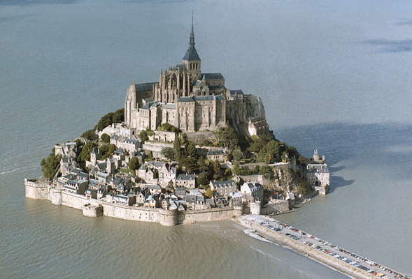Франция. Замок Мон-Сен-Мишель на границе Бретани и Нормандии.