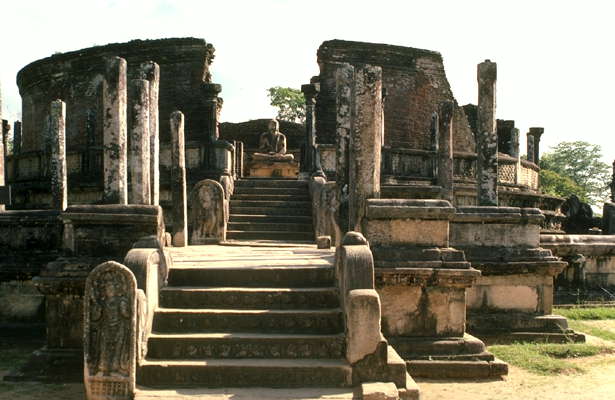 Шри-Ланка. Древний буддийский храм.