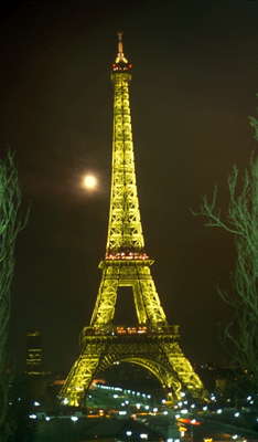 Эйфелева башня ночью.