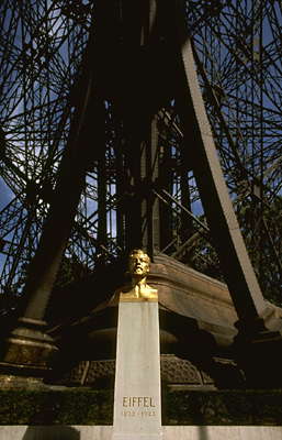 Эйфелева башня и памятник её создателю.