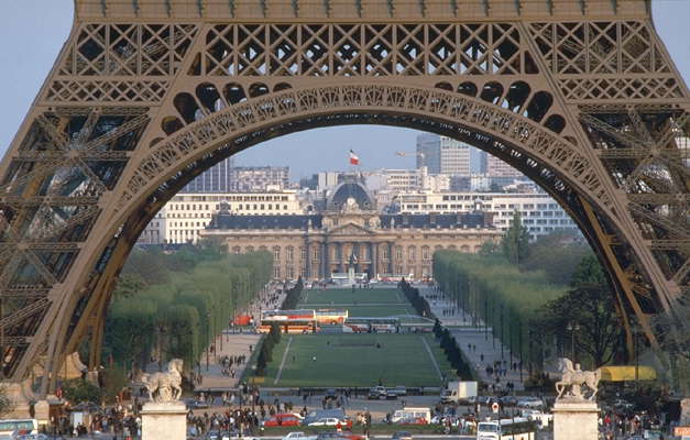Вид Парижа сквозь Эйфелеву башню.