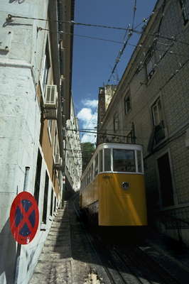 Фуникулёр в Лиссабоне.