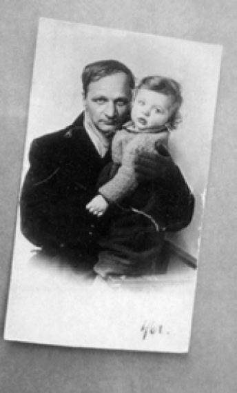 А. П. Платонов с дочерью. 1946