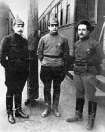 Г. К. Орджоникидзе (справа), М. Н. Тухачевский, И. Т. Смилга. 1920
