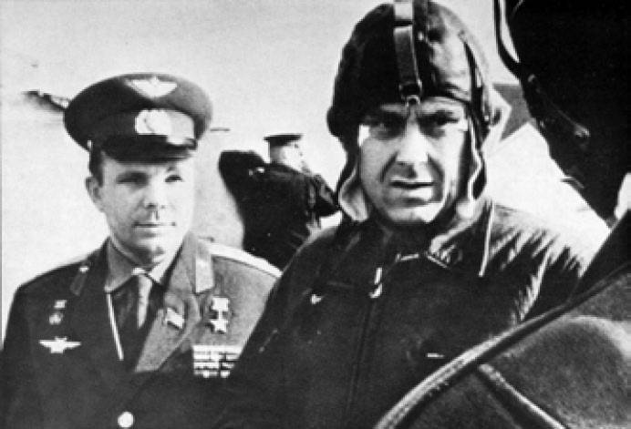 В. М. Комаров и Ю. А. Гагарин на аэродроме. 1964