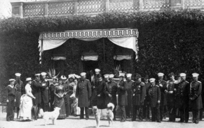 Император Александр III с семьей и придворными в Ливадии. 1891