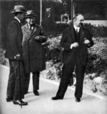 М. М. Литвинов (2-й слева), В. В. Воровский, Г. В. Чичерин. 1922