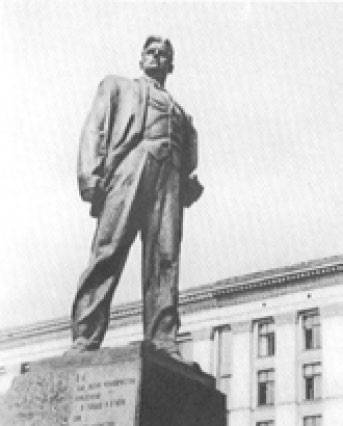 Монумент-памятник В. В. Маяковскому в Москве. Скульптор А. П. Кибальников