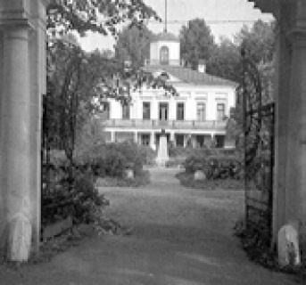 Главный дом дворянской усадьбы в Середниково под Москвой, где некоторое время жил М. Ю. Лермонтов