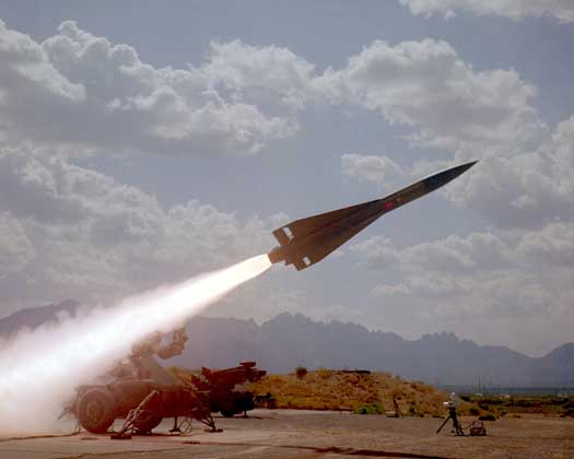 ХОУК - ракета мобильного базирования класса земля - воздух с радиолокационной системой наведения.