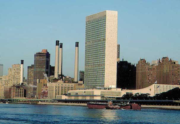 ЗДАНИЯ СЕКРЕТАРИАТА И ГЕНЕРАЛЬНОЙ АССАМБЛЕИ ООН в Нью-Йорке.
