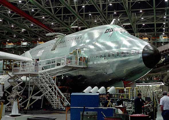 ПАССАЖИРСКИЙ ЛАЙНЕР Боинг-747 в сборочном цеху самолетостроительного завода Сиэтла.