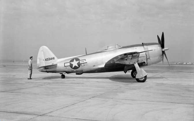 Р-47 ТАНДЕРБОЛТ - известный в годы Второй мировой войны истребитель США. Этот одноместный самолет имел двигатель мощностью 1545 кВт.