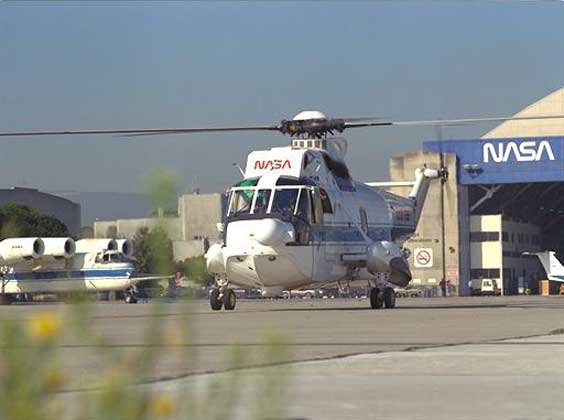 SH-3 СИ КИНГ - противолодочный вертолет с водонепроницаемым корпусом, позволяющим производить посадку на поверхность воды (на снимке показана модификация НАСА).