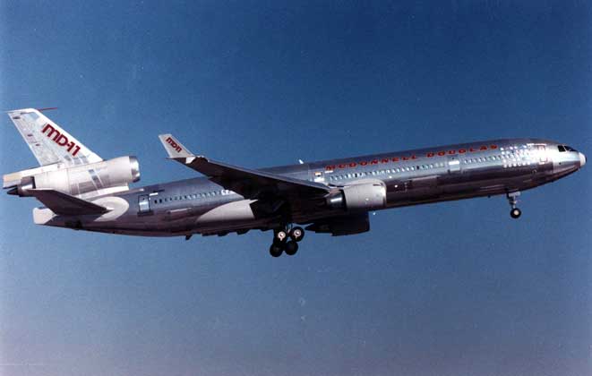 МАГИСТРАЛЬНЫЙ ПАССАЖИРСКИЙ САМОЛЕТ MD-11 (фирма Макдоннелл-Дуглас) с тремя реактивными двигателями в первом испытательном полете (1990).