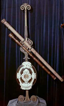 ДВА ТЕЛЕСКОПА ГАЛИЛЕЯ на музейной подставке (Флоренция). Ниже, в центре виньетки, - разбитый объектив первого телескопа Галилея. На схеме внизу показано расположение линз в этой простой телескопической системе.