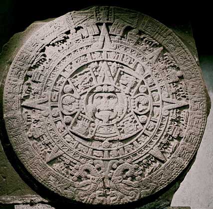КАЛЕНДАРНЫЙ КАМЕНЬ АЦТЕКОВ на базальтовой плите размером 3,6 м был обнаружен в Мексике отрядом Кортеса в 1519. В центре изображено Солнце, окруженное двадцатью днями месяца.