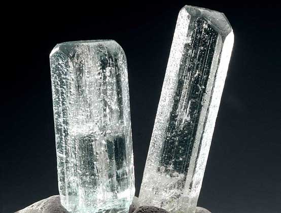 ШЕСТИГРАННЫЕ призматические кристаллы берилла.
