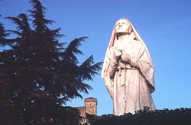 СВ. БЕРНАДЕТТА (статуя святой в Лурде).