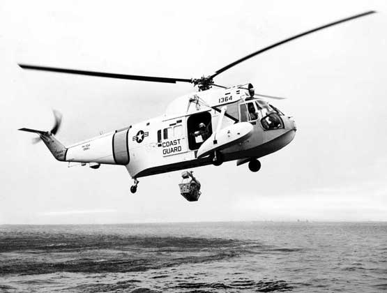 ВЕРТОЛЕТ береговой охраны США Белл 222 в спасательной операции.