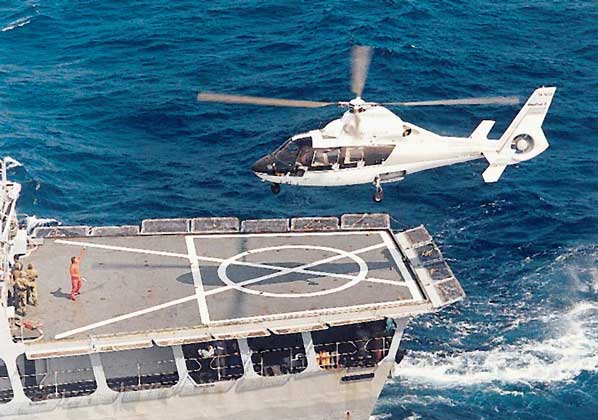 ПОСАДКА вертолета ВМС США на палубу корабля.