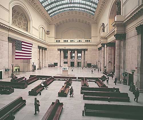 ЮНИОН-СТЭЙШН - главный железнодорожный вокзал Чикаго.