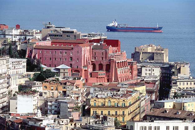 НЕАПОЛЬ, крупнейший порт на юге Италии