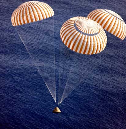 ОТСЕК ЭКИПАЖА Аполлона-17 перед приводнением, завершающим последний полет с высадкой на Луне по программе Аполлон.