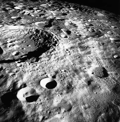 ПОВЕРХНОСТЬ ЛУНЫ, сфотографированная во время полета Аполлона-8. Кратеры на поверхности образованы падением метеоритов.