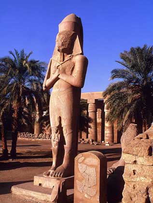 РАМСЕС II (статуя из храма Амона в Карнаке).