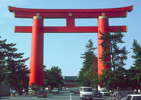 ТОРИИ, священные ворота. На фотографии - ворота синтоистского храма Хэйан в Киото.