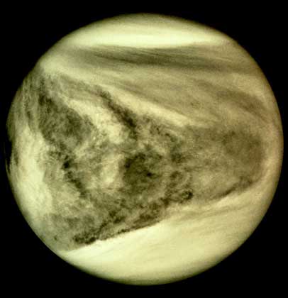 ВЕНЕРА. Изображение в ультрафиолетовых лучах, полученное с борта межпланетной станции Пионер-Венера, демонстрирует атмосферу планеты, плотно заполненную облаками, более светлыми в полярных областях (вверху и внизу снимка).