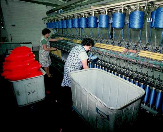 ПРЯДИЛЬНЫЙ ЦЕХ текстильной фабрики в Рубе (Франция).