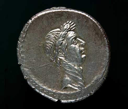 РИМСКАЯ МОНЕТА с изображением Юлия Цезаря