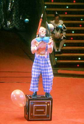 В НАШИ ДНИ клоун одновременно остряк и жонглер.