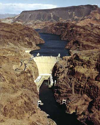 ПЛОТИНА ГЭС им. Гувера высотой 221 м, перекрывает р. Колорадо. С ее помощью контролируются паводки, осуществляется ирригация земель и обеспечивается работа ГЭС.