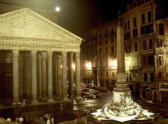 Римский Пантеон ночью.