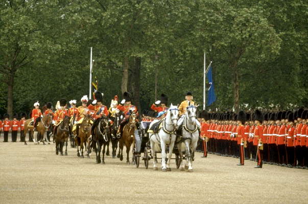 Королева Елизавета принимает парад Королевских вооружённых сил. Лондон.