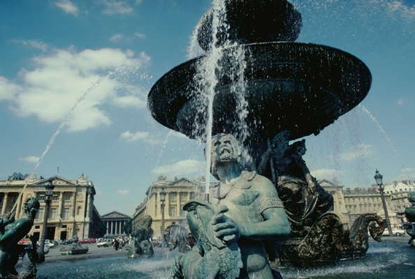 Париж, фонтаны на площади Согласия.