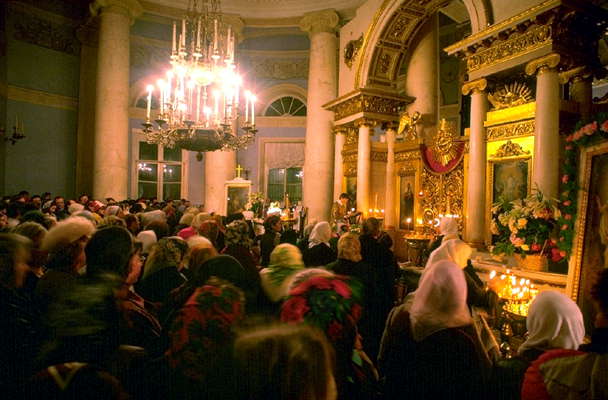 Всенощная служба на Пасху в церкви Всех Скорбящих Радости, Москва.