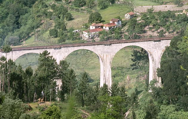 Пиренейский полуостров. Португалия, каменный железнодорожный мост.