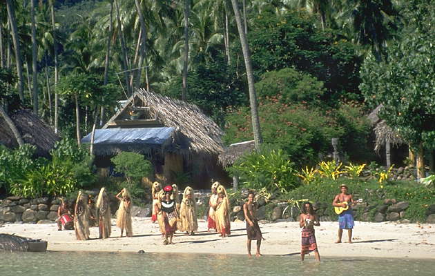 Полинезия. Свадебный обряд: жители поселка ожидают появления невесты.