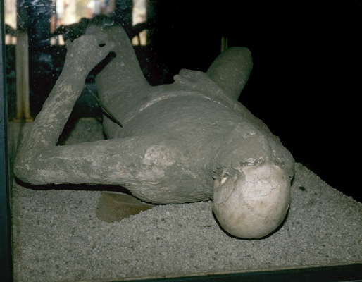 Мумифицированные останки жертвы извержения в Помпеях.