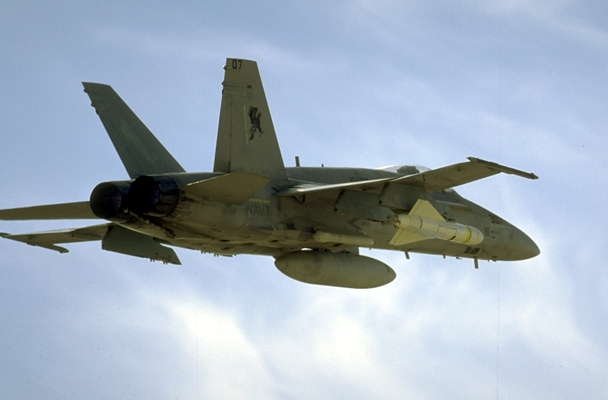 Истребитель F-18 с ракетами.