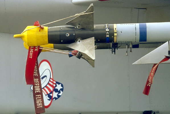 Ракета Сайдвиндер под крылом истребителя F-15.