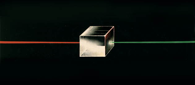 Нелинейная оптика. Удвоение частоты в кристалле ниобата бария. Инфракрасный мощный луч лазера (на фото красный слева) возбуждает в кристалле излучение удвоенной частоты (зеленый луч справа).
