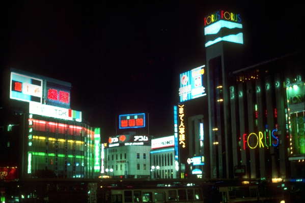 Неоновая реклама в центре города Акита, Япония.